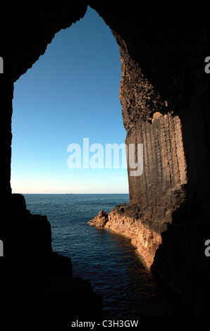 Blick auf den Atlantischen Ozean durch die Öffnung im Fingals Höhle auf Staffa Stockfoto