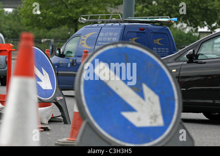 Fahrzeugen, Wegweiser und Zapfen in Baustellen in London, England Stockfoto