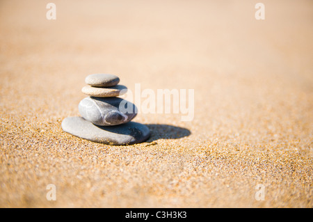 Steinen am Strand gestapelt Stockfoto
