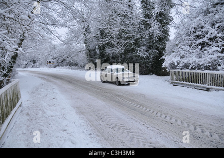 Verschneite Straße, Lee Street in Horley, Surrey Stockfoto