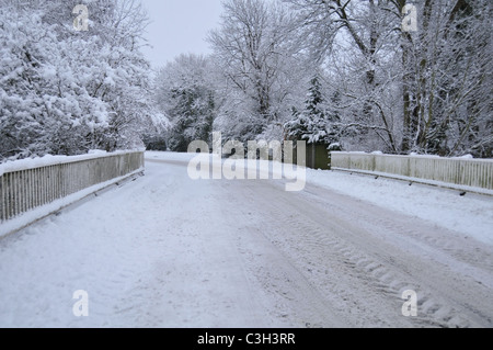 Verschneite Straße, Lee Street in Horley, Surrey Stockfoto