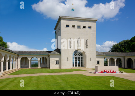 Air Forces Memorial Runnymede - Blick Richtung Norden über Kreuzgang zur Kapelle / Kontrollturm & Erinnerung Stone mit Kränzen & Blumen Stockfoto