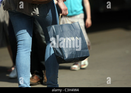 Einkaufstasche durchgeführt in Oxford Street, London, England Stockfoto