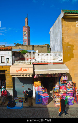 Geschäfte und lokale Leben entlang der Rue de l'Angleterre bei Le Grand Socco Straße square Tanger Marokko in Nordafrika Stockfoto