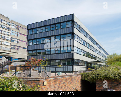 Solar-Panels auf Süden zugewandten Gebäude an der Universität Southampton in Southampton, England. Stockfoto