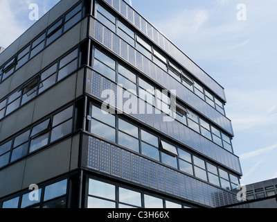 Solar-Panels auf Süden zugewandten Gebäude an der Universität Southampton in Southampton, England. Stockfoto