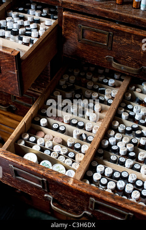 Flaschen von Homeopathic beheben Pillen in einem hölzernen Unentschieden Stockfoto