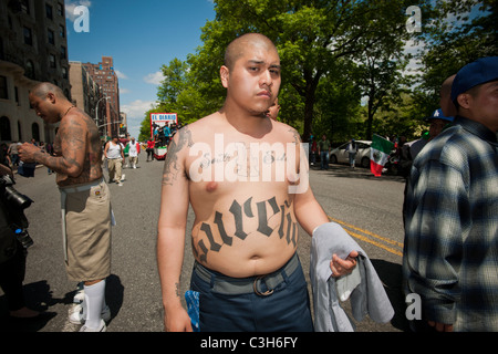 Mitglieder des Vereins Brown Leben Fahrrad zeigen ihre Tattoos in der Cinco De Mayo-Parade Stockfoto