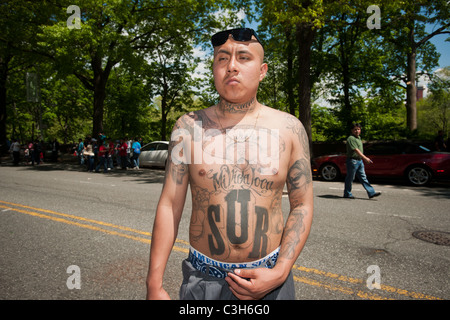 Mitglieder des Vereins Brown Leben Fahrrad zeigen ihre Tattoos in der Cinco De Mayo-Parade Stockfoto