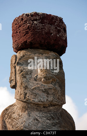 Moai mit Haarknoten am Ahu Tongariki, Osterinsel. Stockfoto