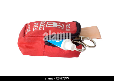 Erste-Hilfe-Kit auf weißem Hintergrund Stockfoto