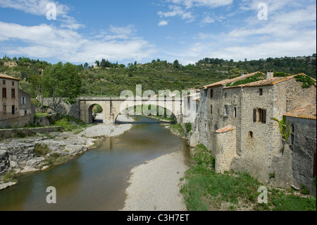 Die römische Brücke "Pont Vieux" in Lagrasse, Dorf in den Corbières Berge im Departement Aude in Occitanie Stockfoto