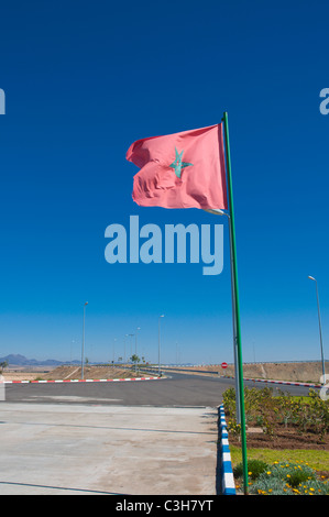 Marokkanische Flagge an einer Raststätte Autobahn in der Nähe von Marrakesch zentralen Marokko in Nordafrika Stockfoto