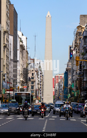 Avenida Corrientes und der Obelisk von Buenos Aires, Argentinien. Stockfoto