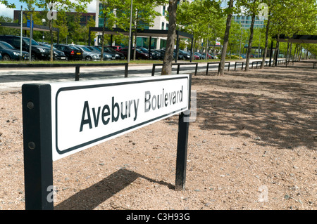 Avebury Boulevard-Wegweiser in die Innenstadt von Milton Keynes Stockfoto