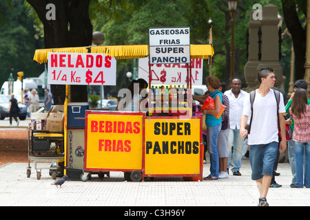 Straßenhändler verkaufen Eis und Hot Dogs in Buenos Aires, Argentinien. Stockfoto