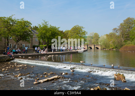 kleinen Wehr auf den Fluss Wye durchströmenden Bakewell Derbyshire Peak District National Park England GB UK EU Europa Stockfoto