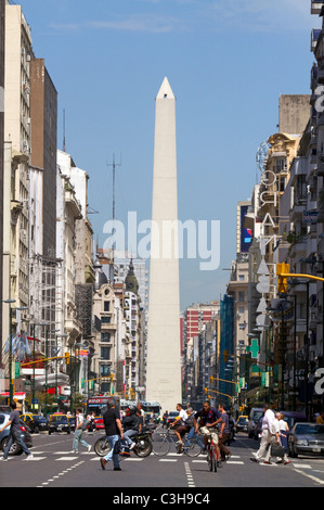 Avenida Corrientes und der Obelisk von Buenos Aires, Argentinien. Stockfoto