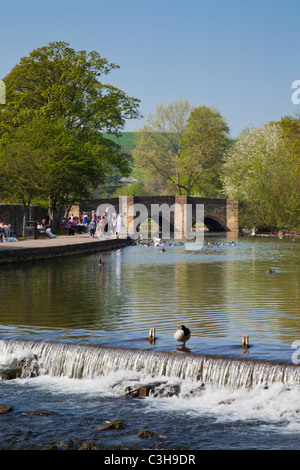 kleinen Wehr auf den Fluss Wye durchströmenden Bakewell Derbyshire Peak District National Park England GB UK EU Europa Stockfoto