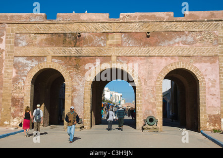 Kolonnade entlang Avenue Oqba Ben Nafii Straße Medina Altstadt Essaouira zentralen Marokko in Nordafrika Stockfoto