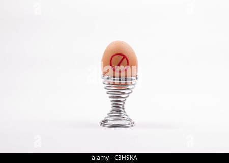 Ein Ei in einen Eierbecher mit einer roten Zeichnung kein Eintrag Zeichen Stockfoto