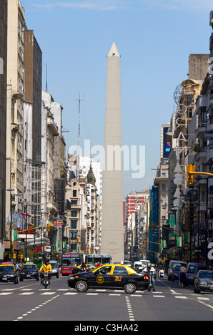 Avenida Corrientes und der Obelisk von Buenos Aires, Argentinien. Stockfoto