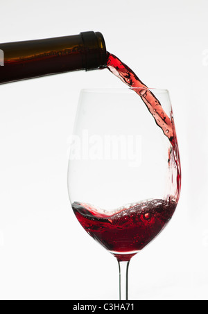 Nahaufnahme von Rotwein in Weinglas gegossen Stockfoto