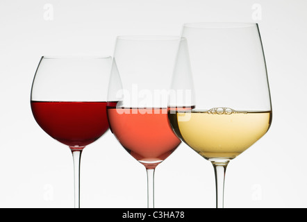 Nahaufnahme von Gläsern verschiedener Weine Stockfoto
