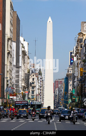 Avenida Corrientes und der Obelisk von Buenos Aires, Argentinien. Stockfoto