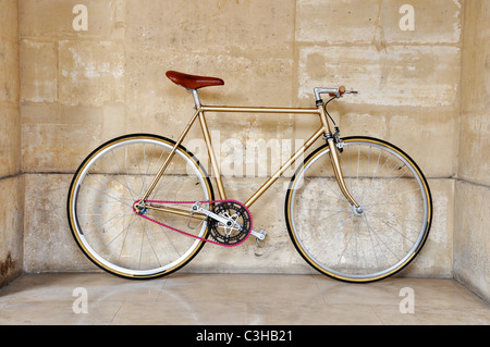 Vintage fixed-Gear Fahrrad mit einer rosa Kette Stockfoto