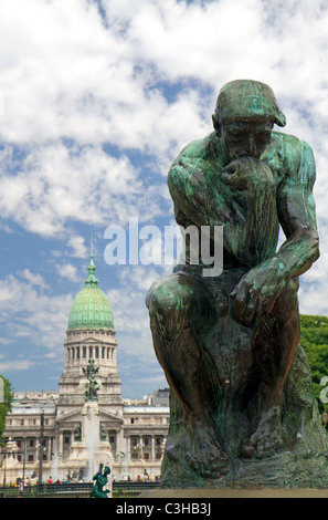 Der Denker-Skulptur vor der argentinischen Nationalkongress Gebäude in Buenos Aires, Argentinien. Stockfoto