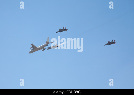 Israelische Luftwaffe Boeing 707 F15i Kampfjet zu tanken, wie zwei weitere Jets das Manöver sichern - Teil von Independence Day anzeigen Stockfoto