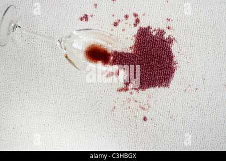 Nahaufnahme eines verwöhnten Rotwein auf weißem Hintergrund Stockfoto