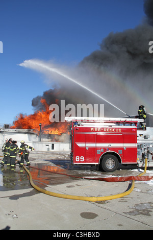 Fire Engine Sprühwasser auf kommerzielle Gebäude Feuer Illinois USA Stockfoto