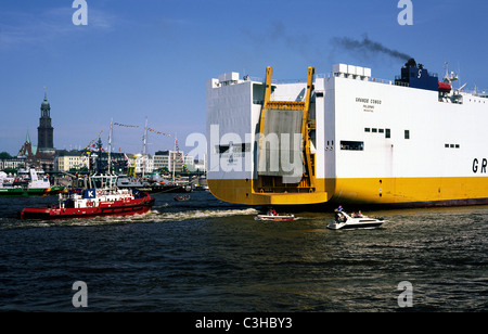 Die Grimaldi Grande Kongo verläuft Überseebrücke bei der Ankunft im Hamburger Hafen. Stockfoto