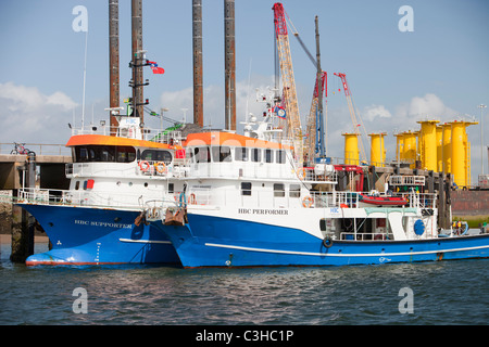 Unterstützen Sie Schiffe und Wind-Turbine-Teile für den Walney Offshore-Windpark in Barrow in Furness, Cumbria, UK. Stockfoto