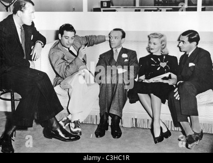 GINGER ROGERS sitzt zwischen Fred Astaire und Irving Berlin (rechts) während der Gespräche über ihre 1938 Film Carefree Stockfoto