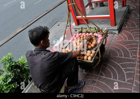 BBQ-Eiern zu verkaufen, Straßenhändler, Leben auf der Straße, chinesische Gemeinschaft, Chinatown, Bangkok, thailand Stockfoto