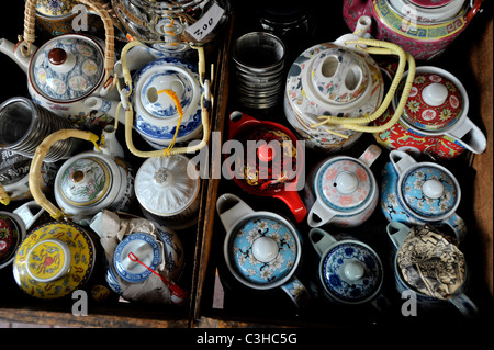 Teekannen und China ausgestellten und zum Verkauf, jeden Tag Leben, Straßenszene, Chinatown, Bangkok, Thailand Stockfoto