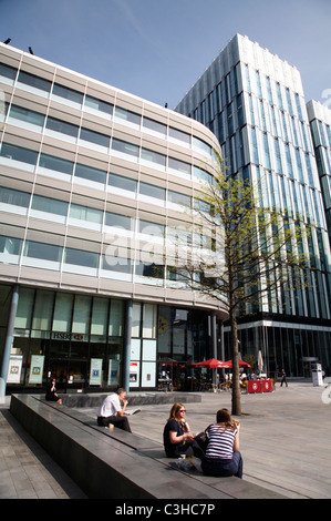 Büroangestellte mit Mittagessen Bremse in Spinningfields Manchester UK Stockfoto