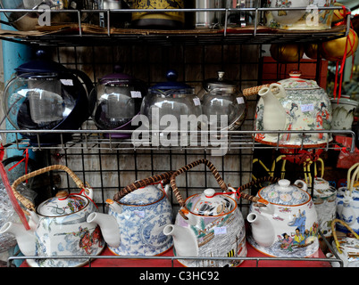 Teekannen und China ausgestellten und zum Verkauf, jeden Tag Leben, Straßenszene, Chinatown, Bangkok, Thailand Stockfoto