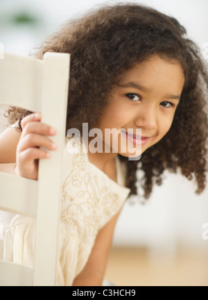 Porträt von lächelndes Mädchen (6-7) mit afro Stockfoto