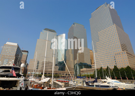 Das World Financial Center Gebäude hinter der North Cove, ein Yachthafen auf der Insel Manhattan in New York City. Stockfoto