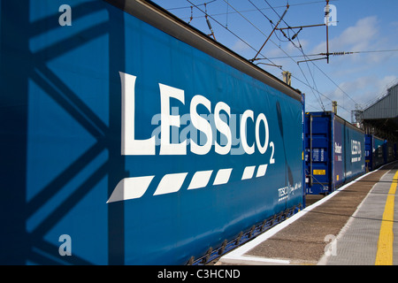 Weniger CO2 Tesco Intermodalen liefert Verteilung durch den Schienenverkehr. Weniger CO2 Eddie Stobart Diesel Güterzug026 in Preston, Lancashire, Großbritannien Stockfoto