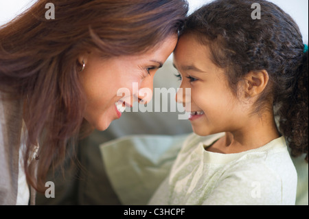 Mutter mit Tochter (6-7) von Angesicht zu Angesicht zu lachen Stockfoto