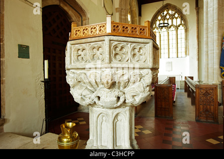 Die Schriftart in der Kirche St. Johannes der Täufer, Axbridge, Somerset, England Stockfoto