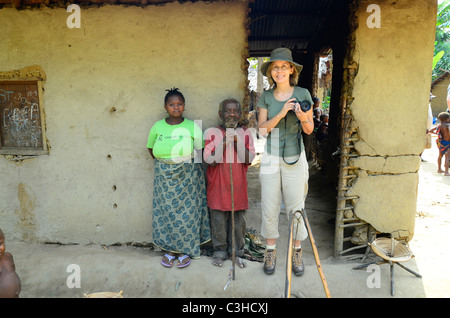 Nomadische Mbuti-Pygmäen leben in Ituri Dschungel des Kongo-Becken in der Demokratischen Republik Kongo. Einige Regeln in der Nähe von Städten. Stockfoto