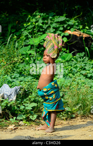 Nomadische Mbuti-Pygmäen leben in Ituri Dschungel des Kongo-Becken in der Demokratischen Republik Kongo. Einige Regeln in der Nähe von Städten. Stockfoto