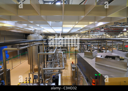 Innenraum der PIlsner Urquell Bier Abfüllanlage in Pilsen, Tschechische Republik. Pilsner Urquell ist eine weltweit berühmte Marke. Stockfoto