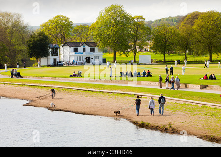 Ein Cricket-Match in Roberts Park, Saltaire, UK. Stockfoto